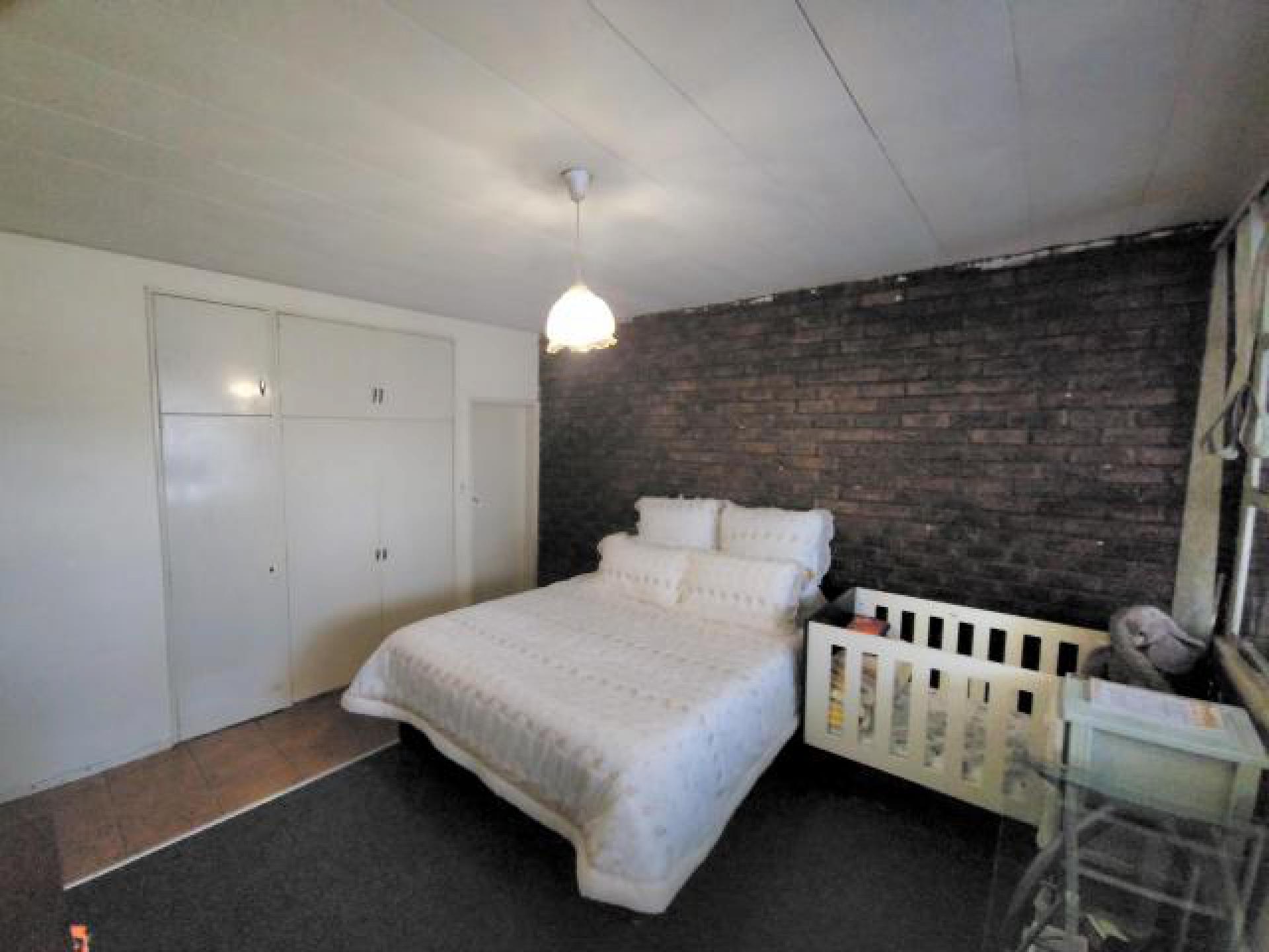 Bed Room 1 of property in Germiston South