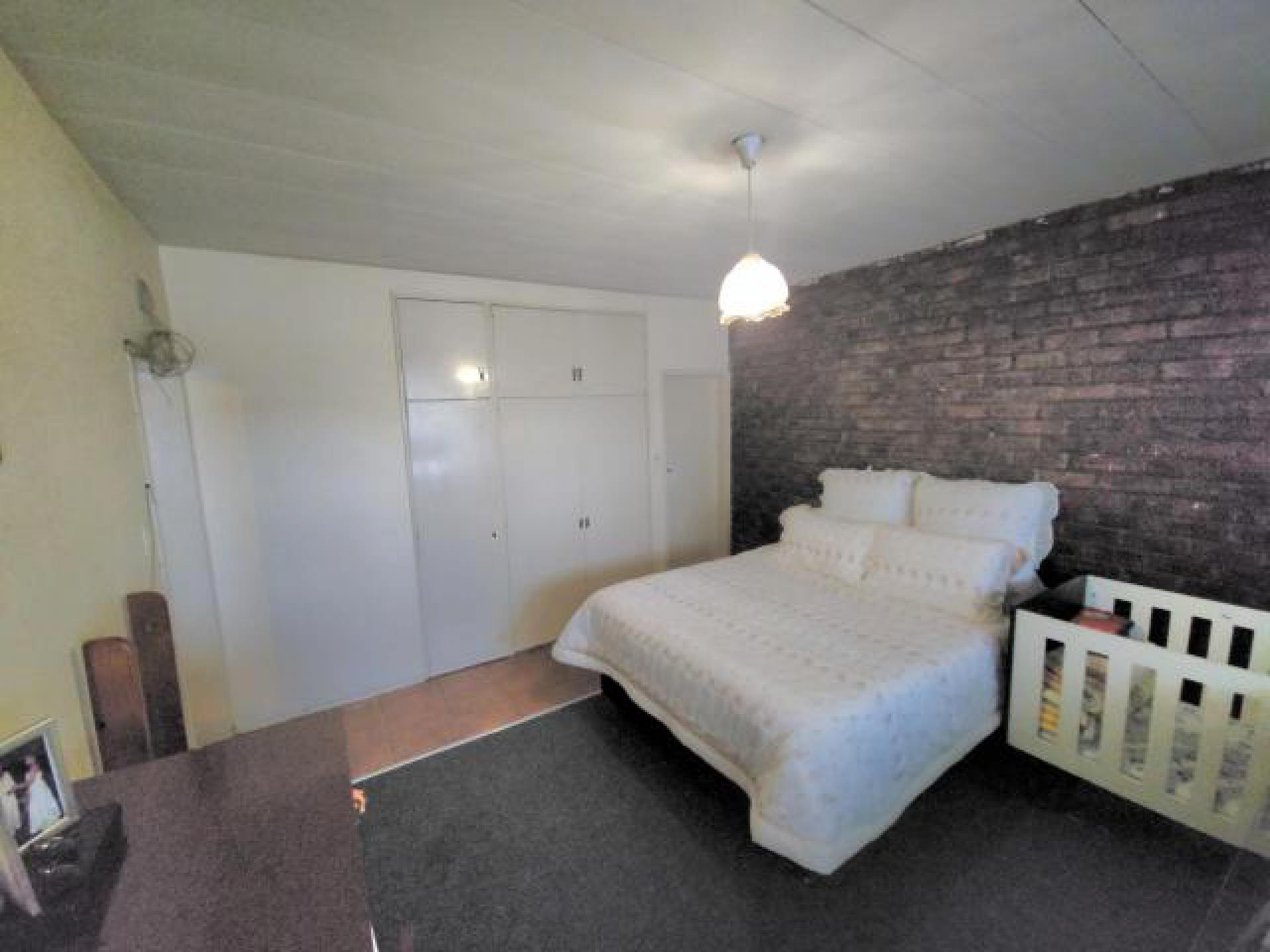 Bed Room 1 of property in Germiston South