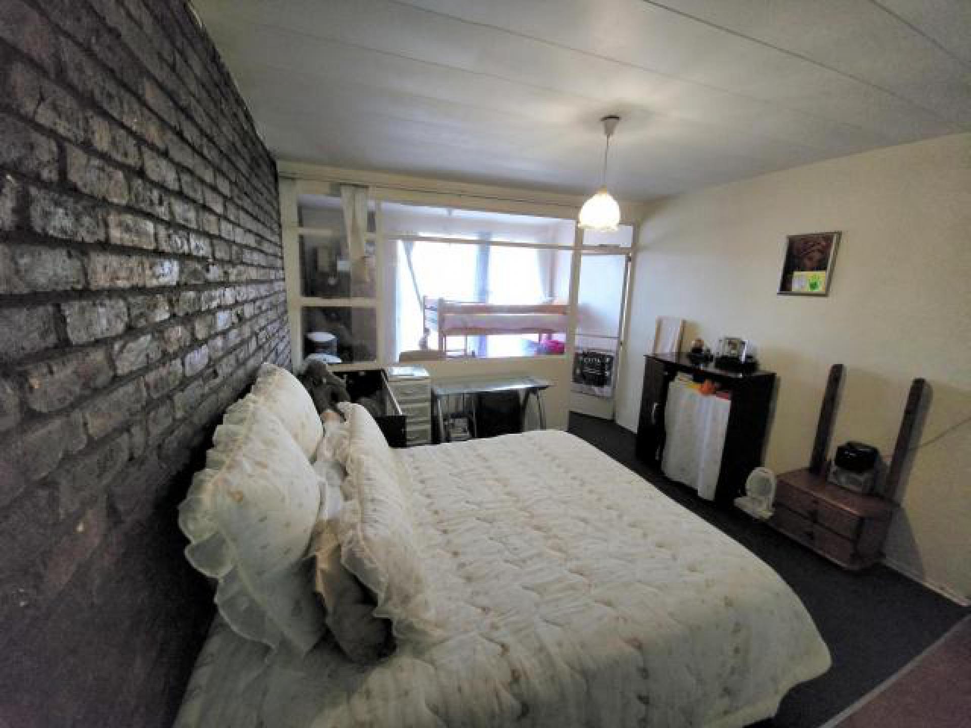 Bed Room 1 of property in Germiston South