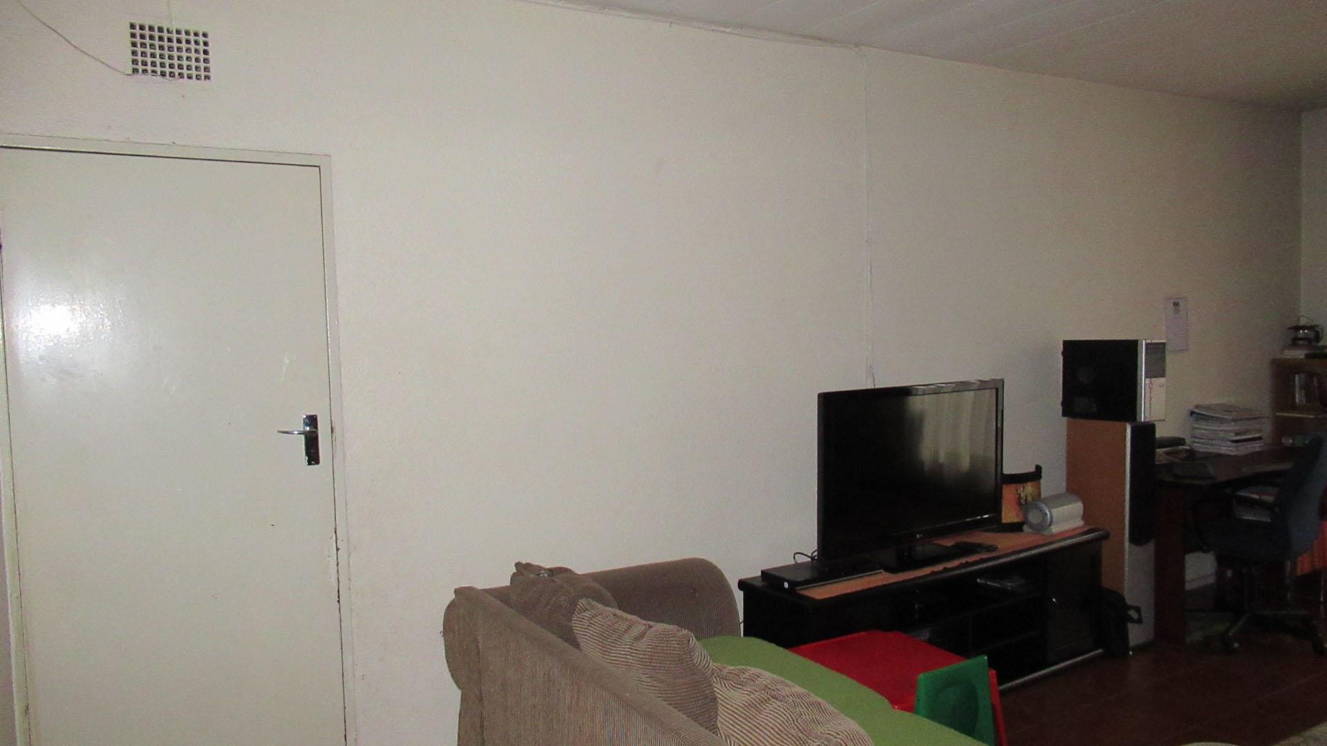 Lounges - 32 square meters of property in Germiston South
