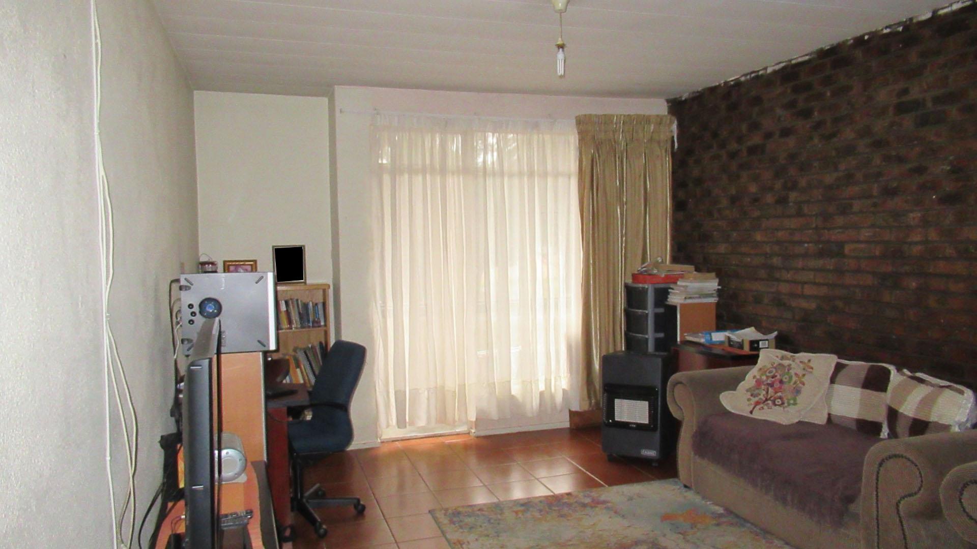 Lounges - 32 square meters of property in Germiston South
