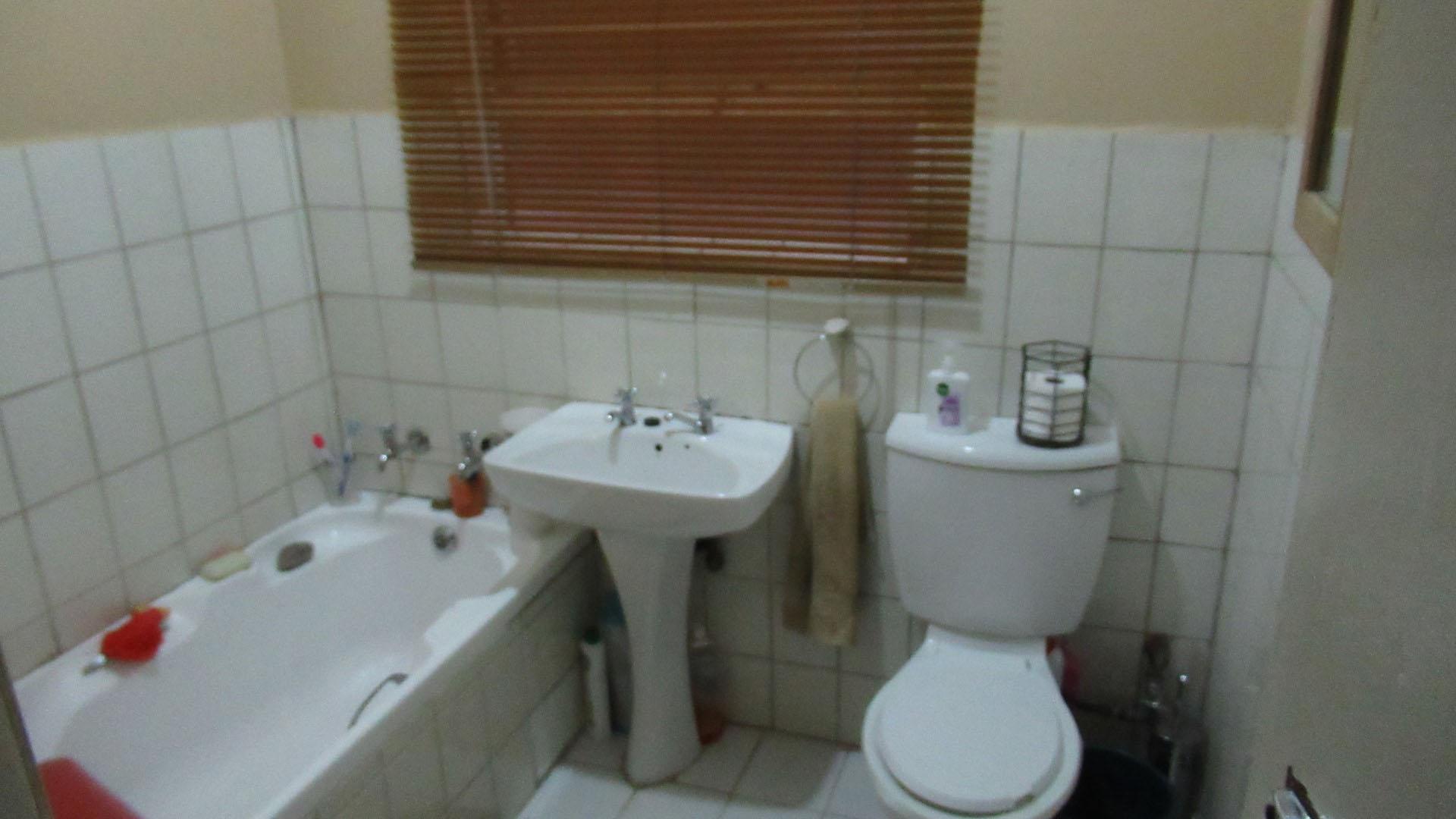 Bathroom 1 of property in Germiston South