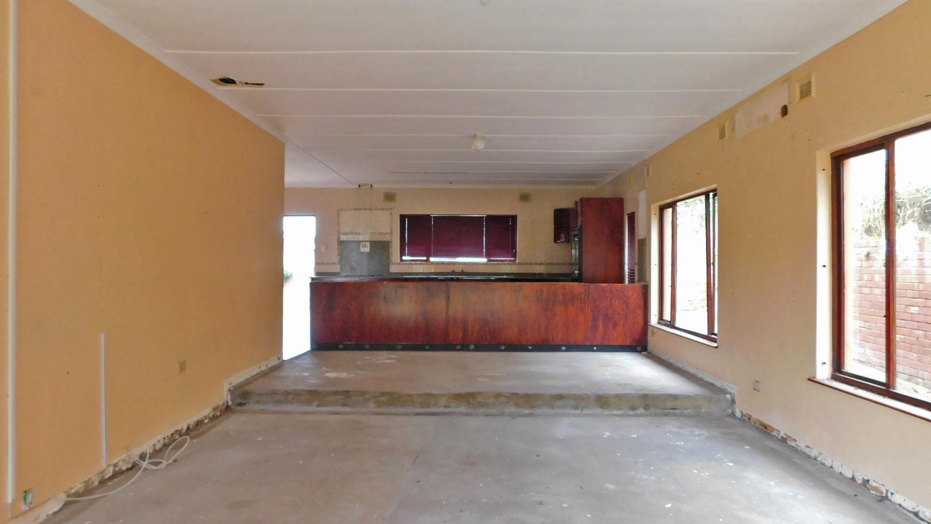 Lounges - 21 square meters of property in Stanger