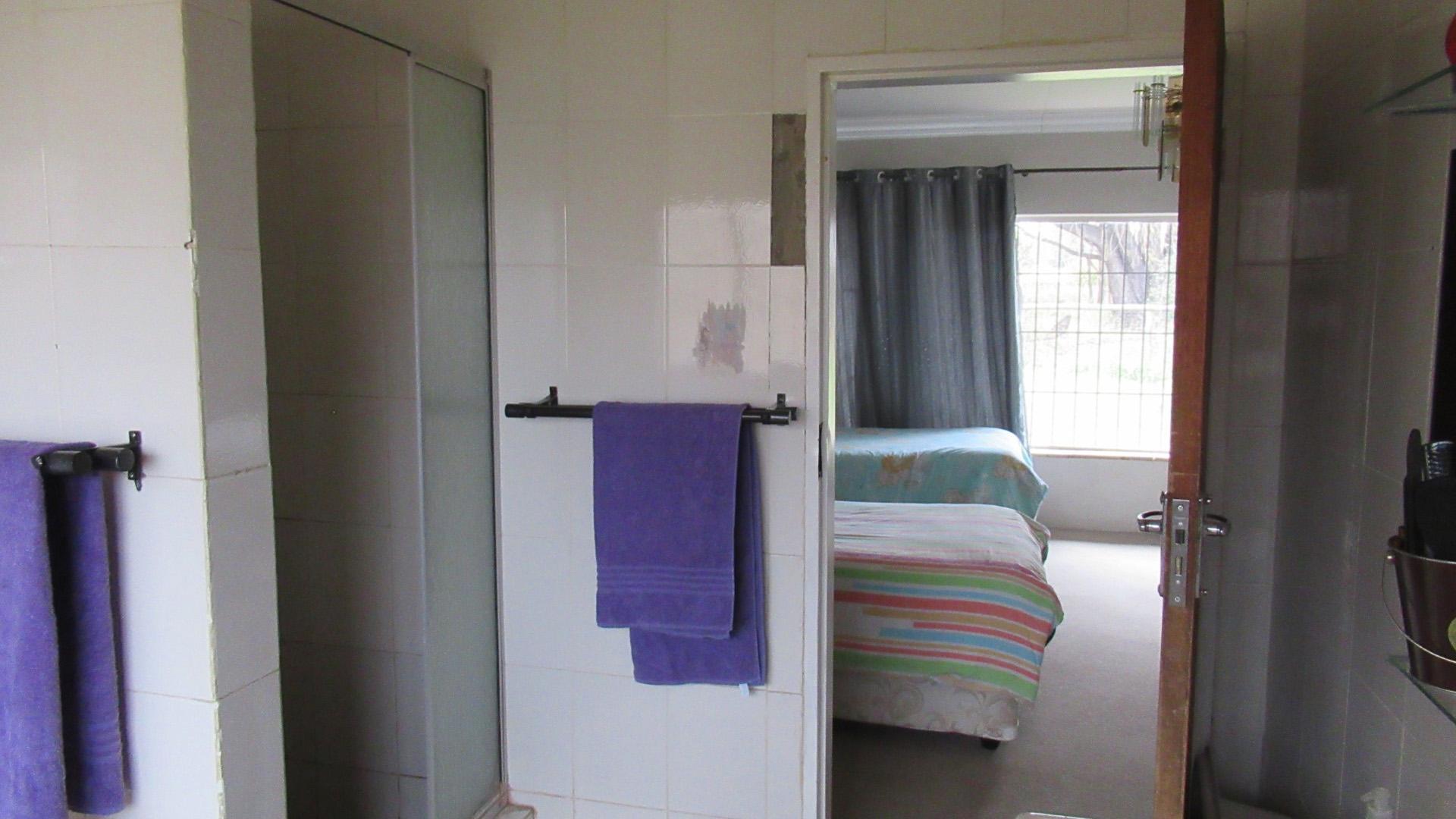 Main Bathroom - 11 square meters of property in Valley Settlement