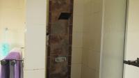 Main Bathroom - 11 square meters of property in Valley Settlement