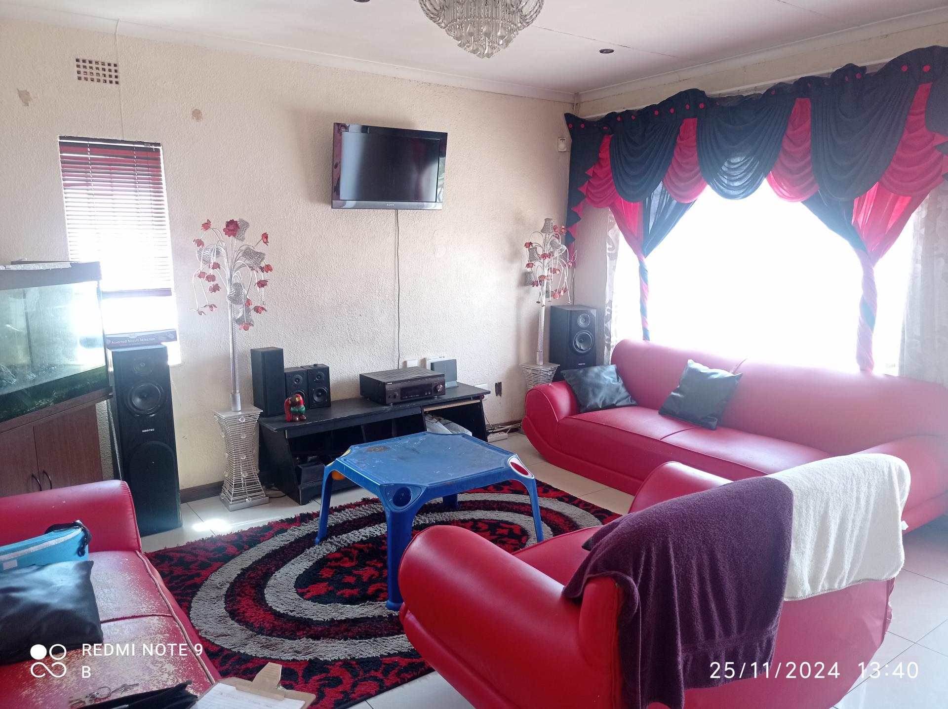 Lounges - 17 square meters of property in Lenasia South