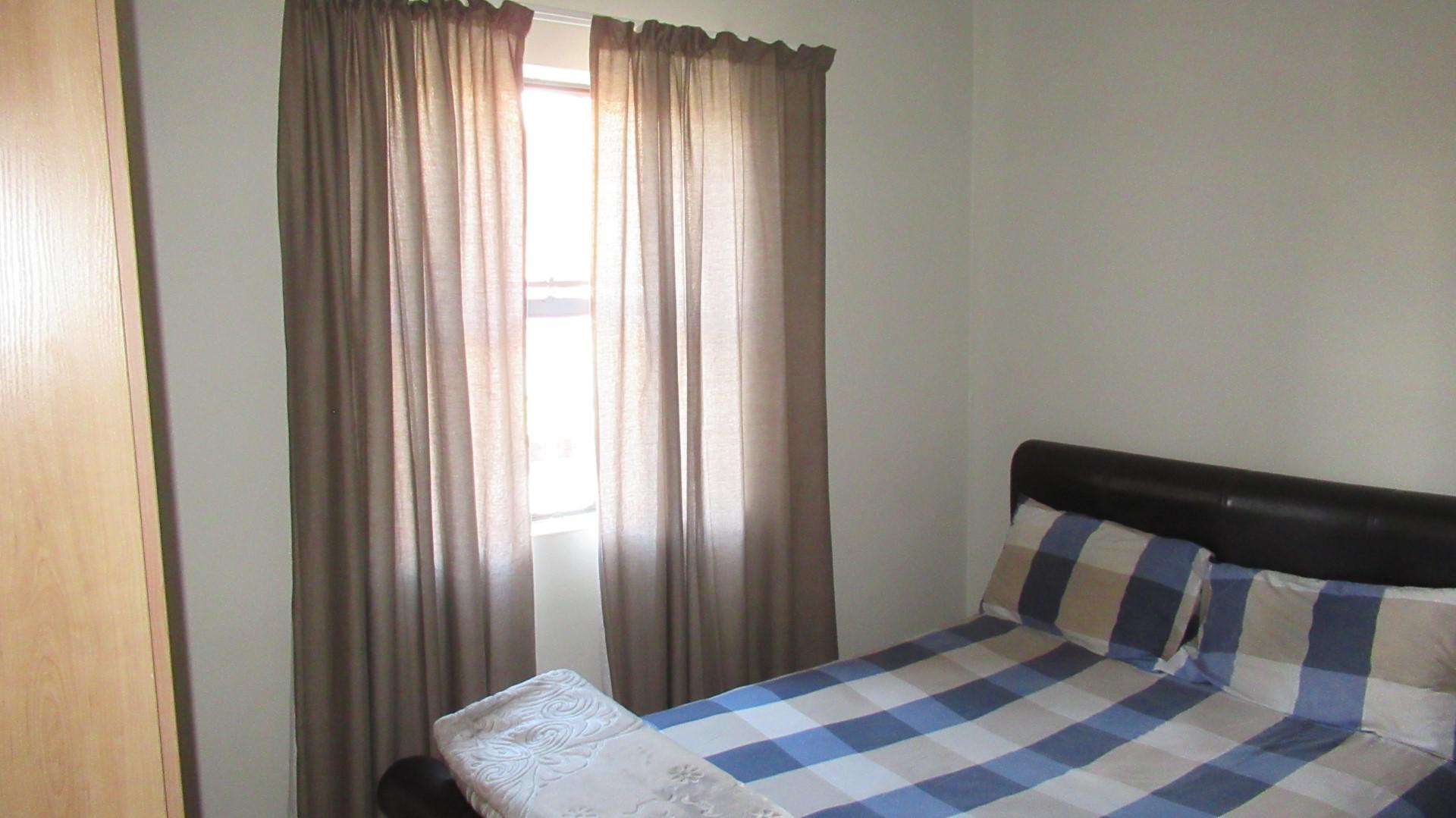 Main Bedroom - 10 square meters of property in Olifantsvlei