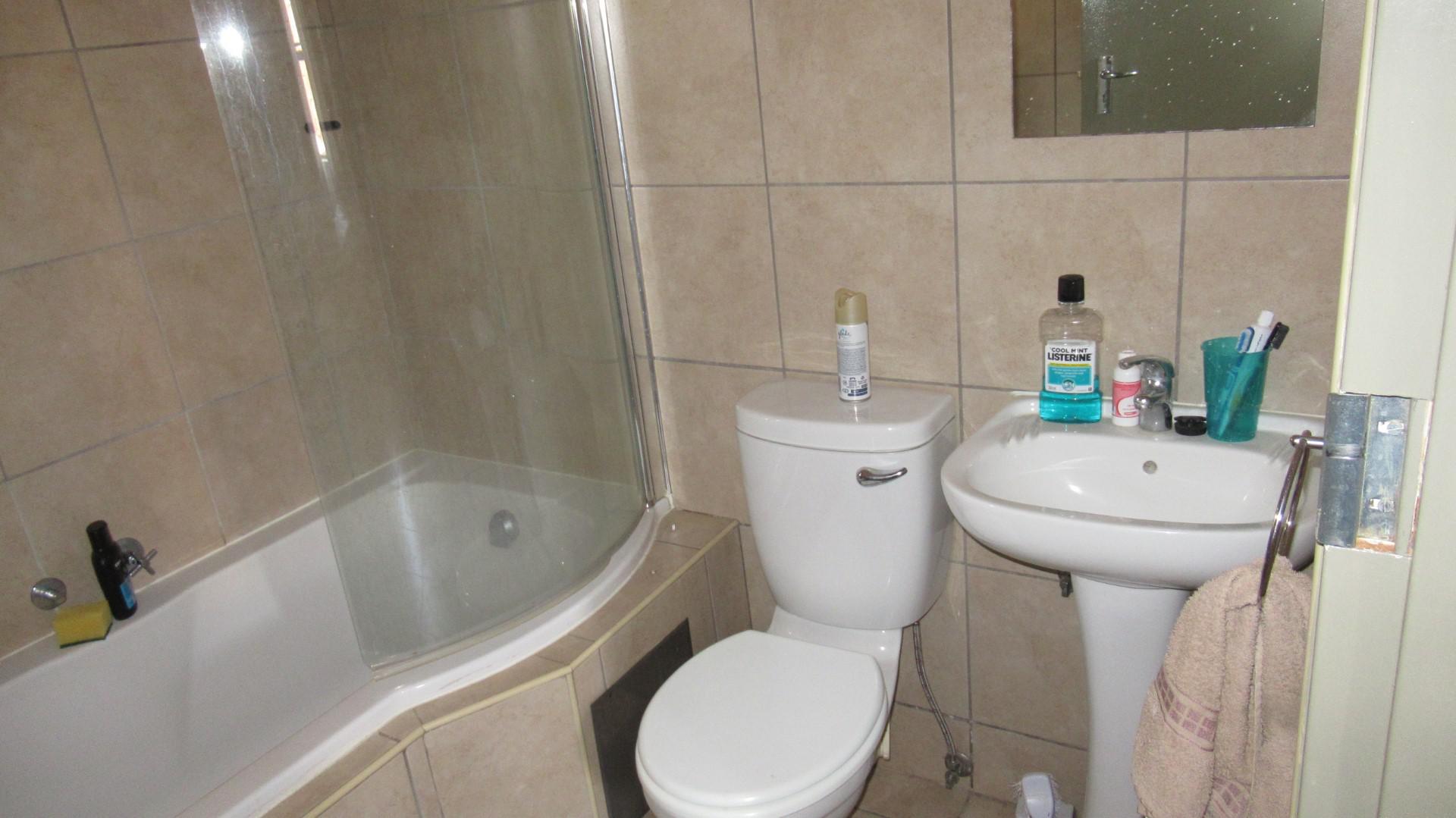 Bathroom 1 - 5 square meters of property in Olifantsvlei