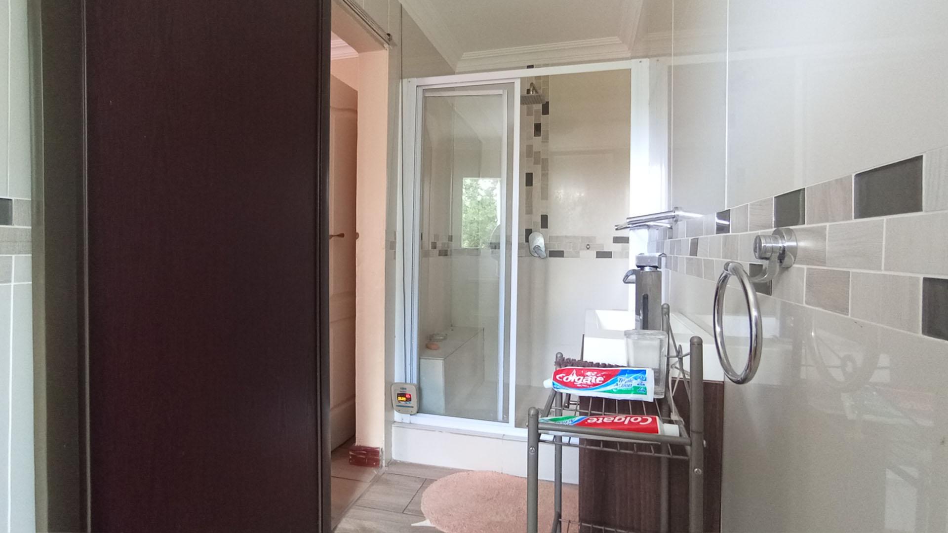 Bathroom 2 - 6 square meters of property in Rooihuiskraal