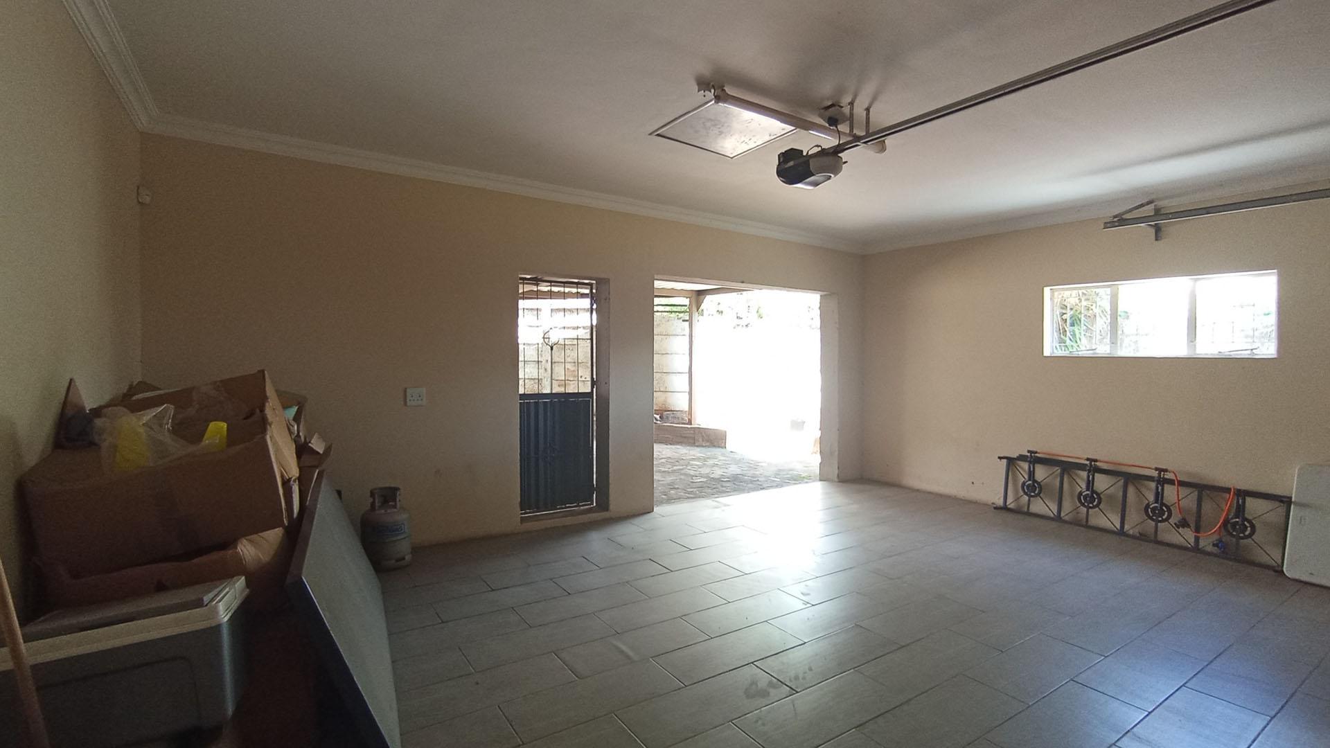 Rooms - 33 square meters of property in Rooihuiskraal