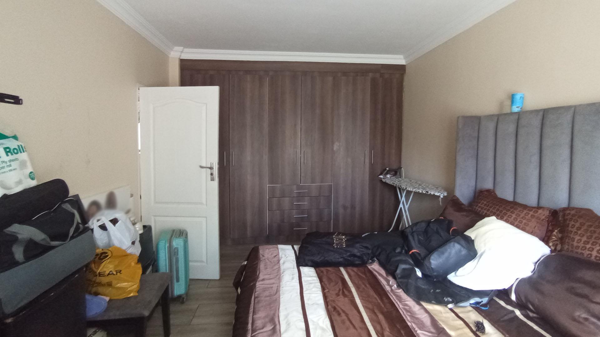 Bed Room 1 - 20 square meters of property in Rooihuiskraal