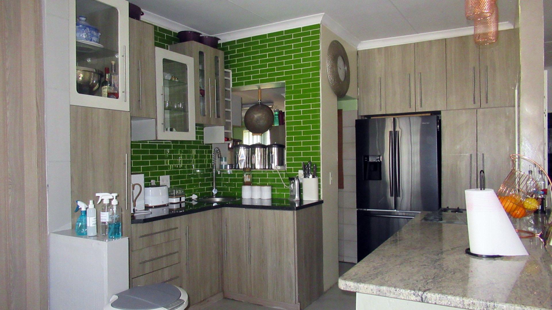 Kitchen - 15 square meters of property in The Reeds