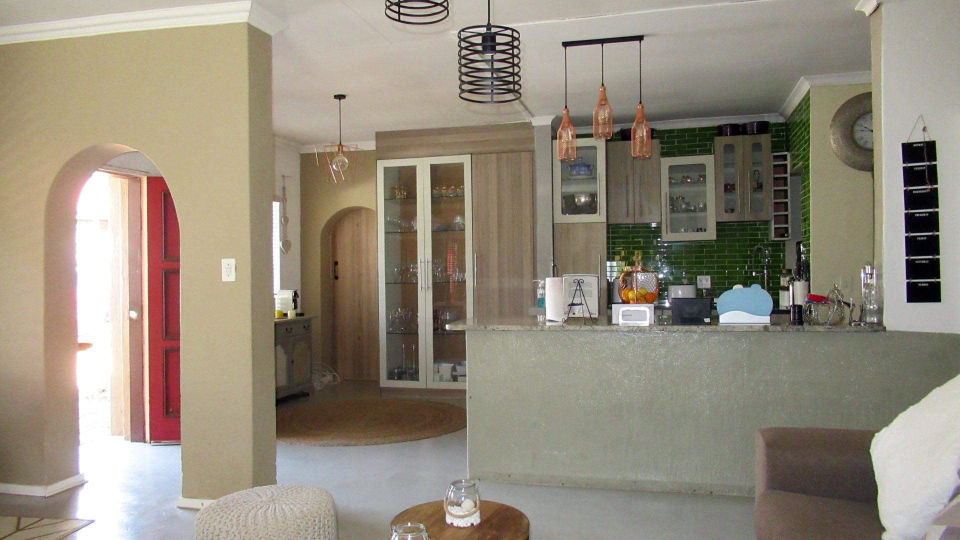 Lounges - 18 square meters of property in The Reeds