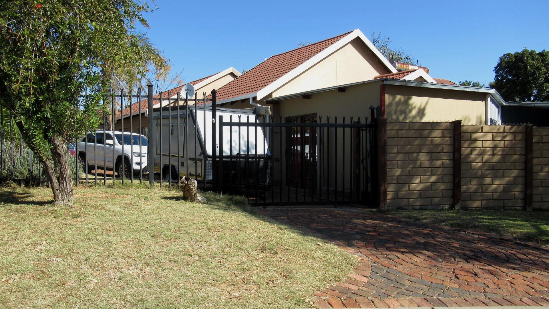 Front View of property in The Reeds