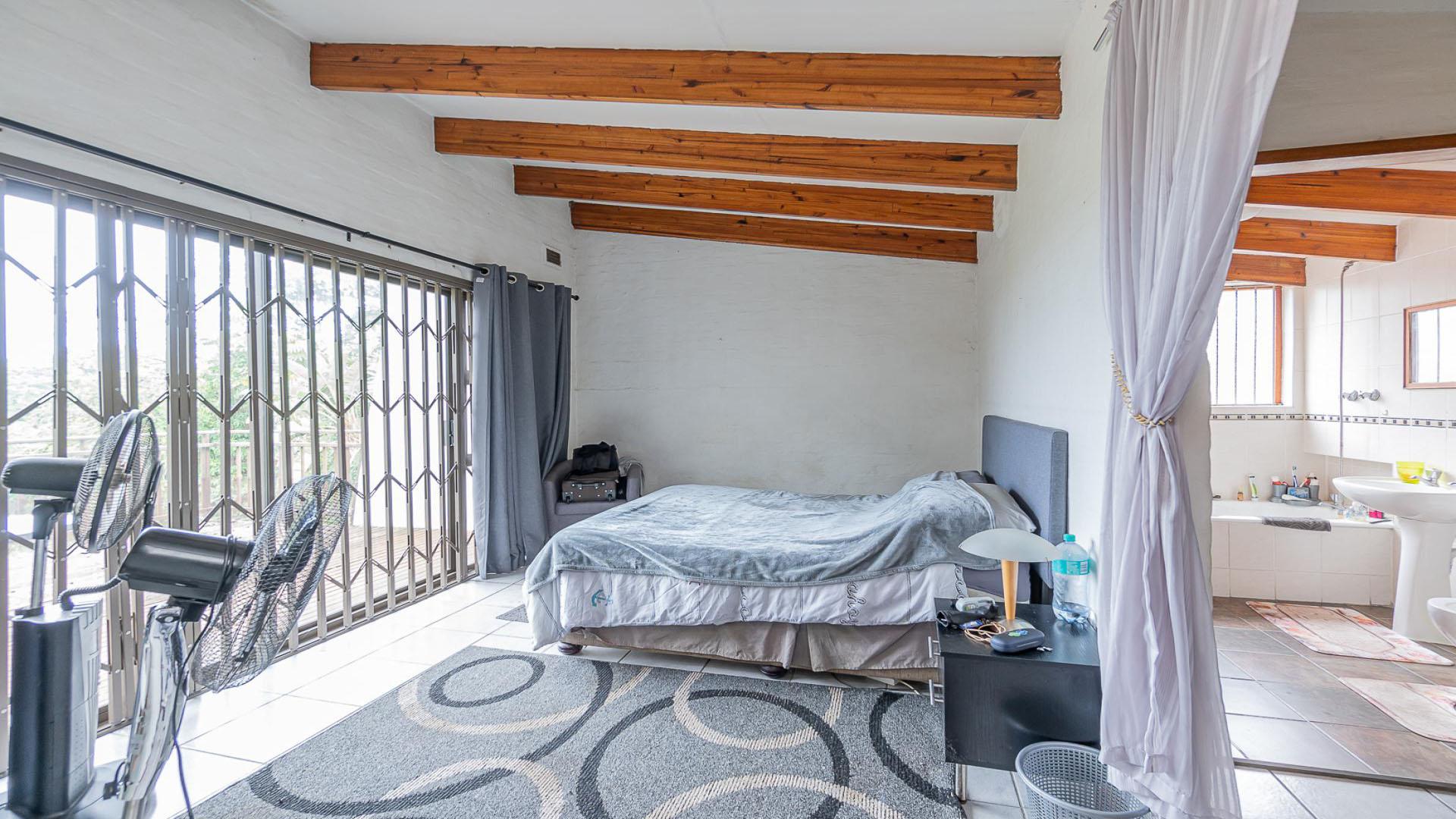 Bed Room 1 of property in Amanzimtoti 