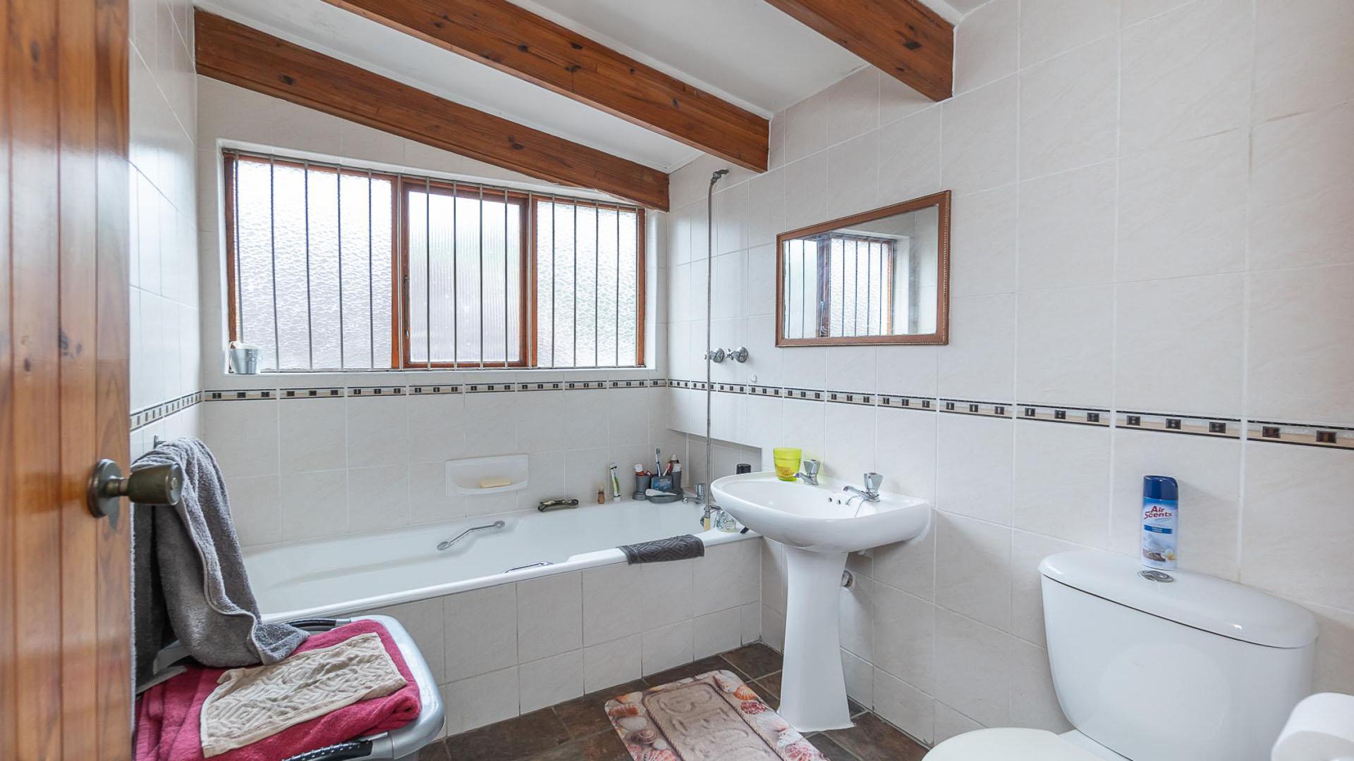 Bathroom 1 of property in Amanzimtoti 