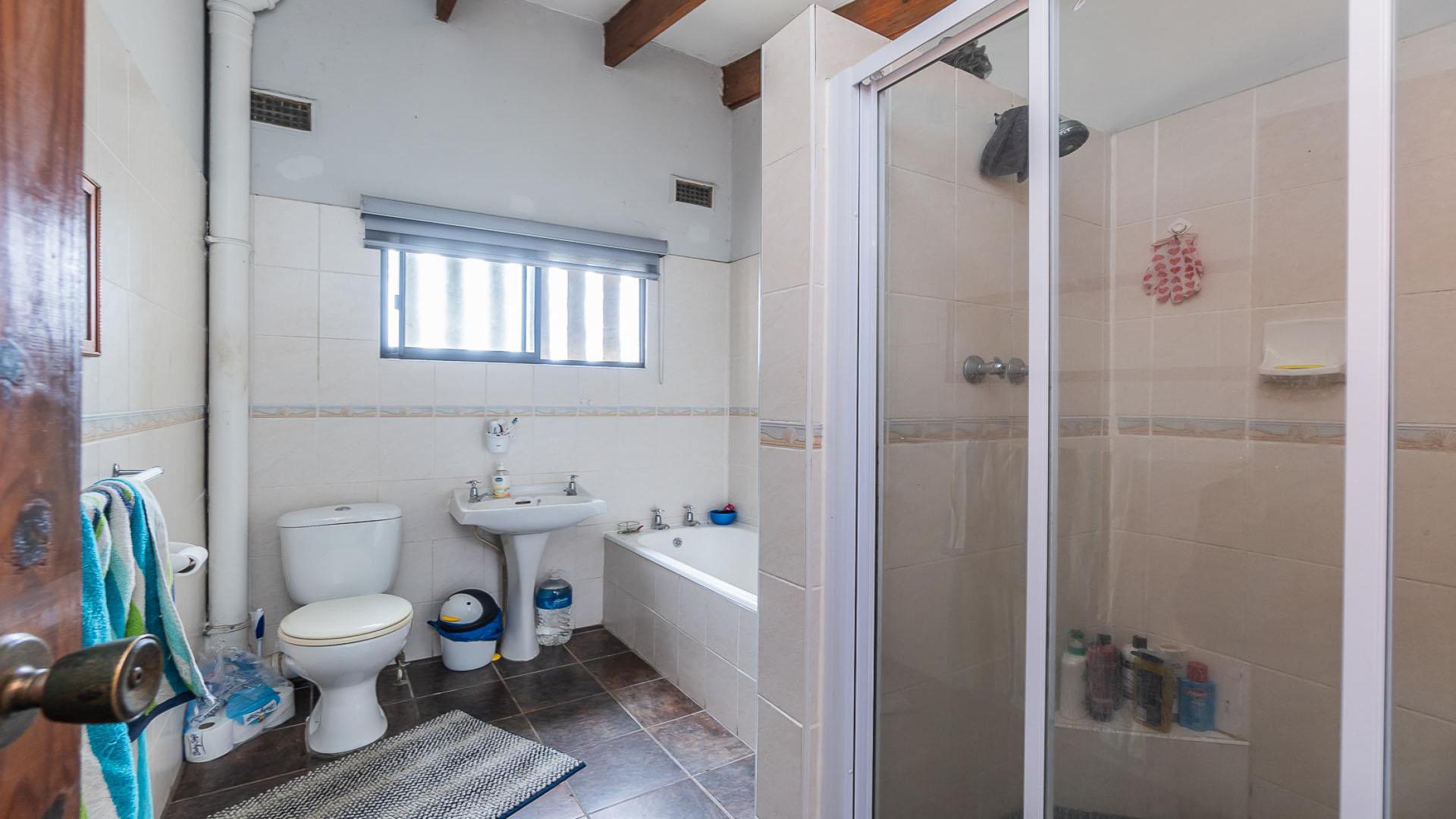 Bathroom 2 of property in Amanzimtoti 