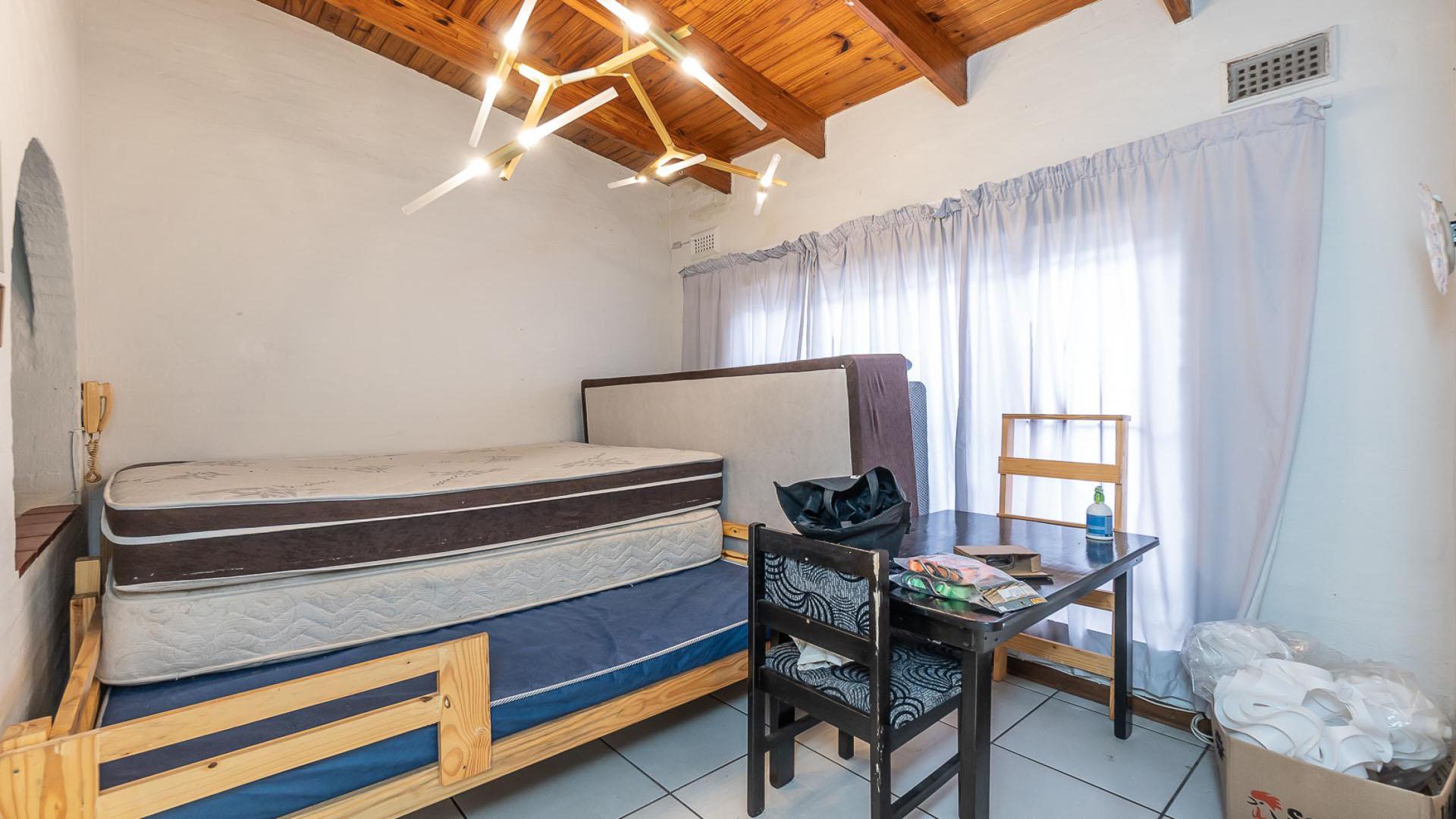 Bed Room 5+ of property in Amanzimtoti 