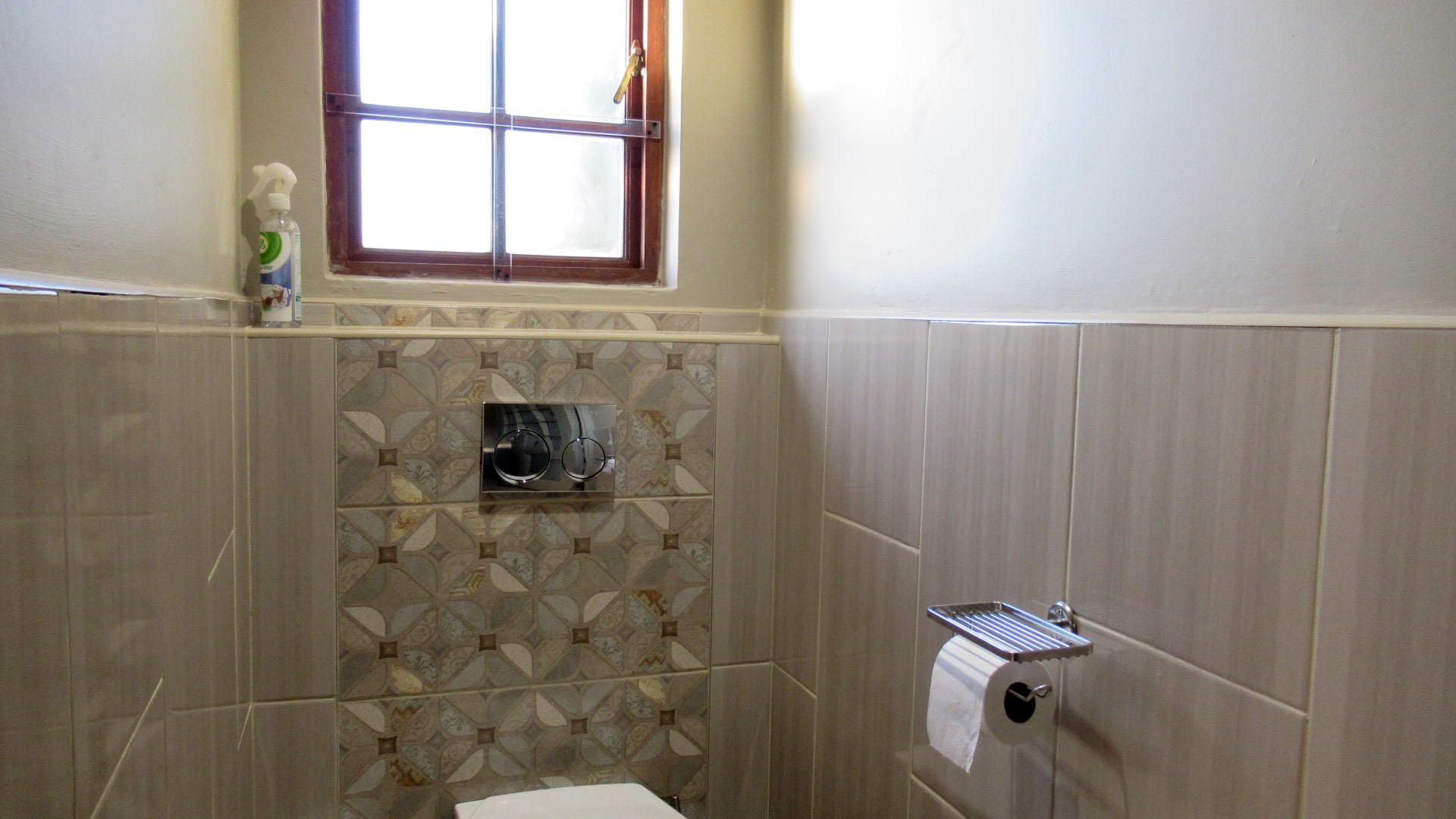 Main Bathroom - 11 square meters of property in Wingate Park