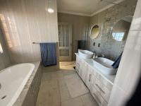 Main Bathroom - 11 square meters of property in Wingate Park