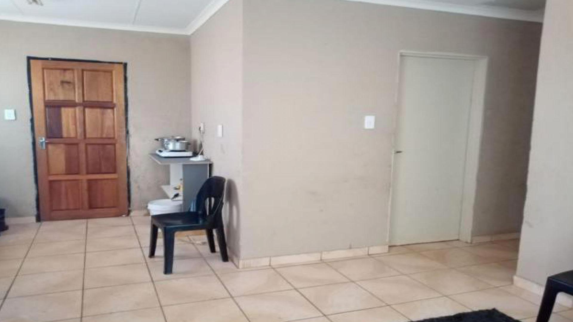 Lounges - 11 square meters of property in Soshanguve East