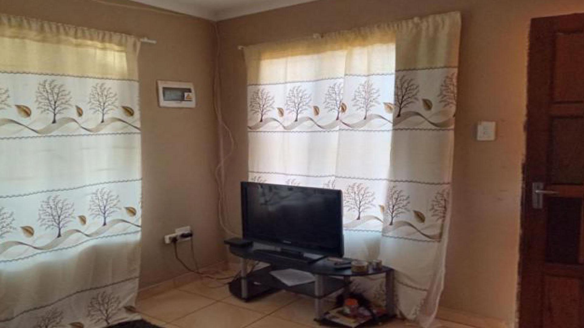 Lounges - 11 square meters of property in Soshanguve East