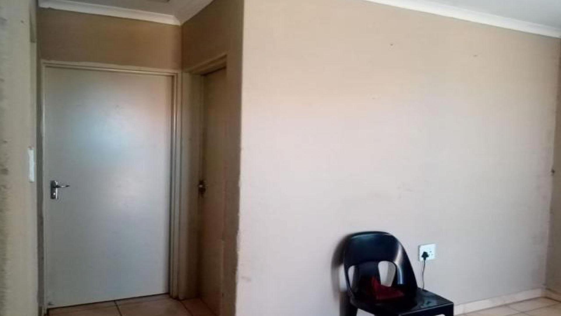 Lounges - 11 square meters of property in Soshanguve East