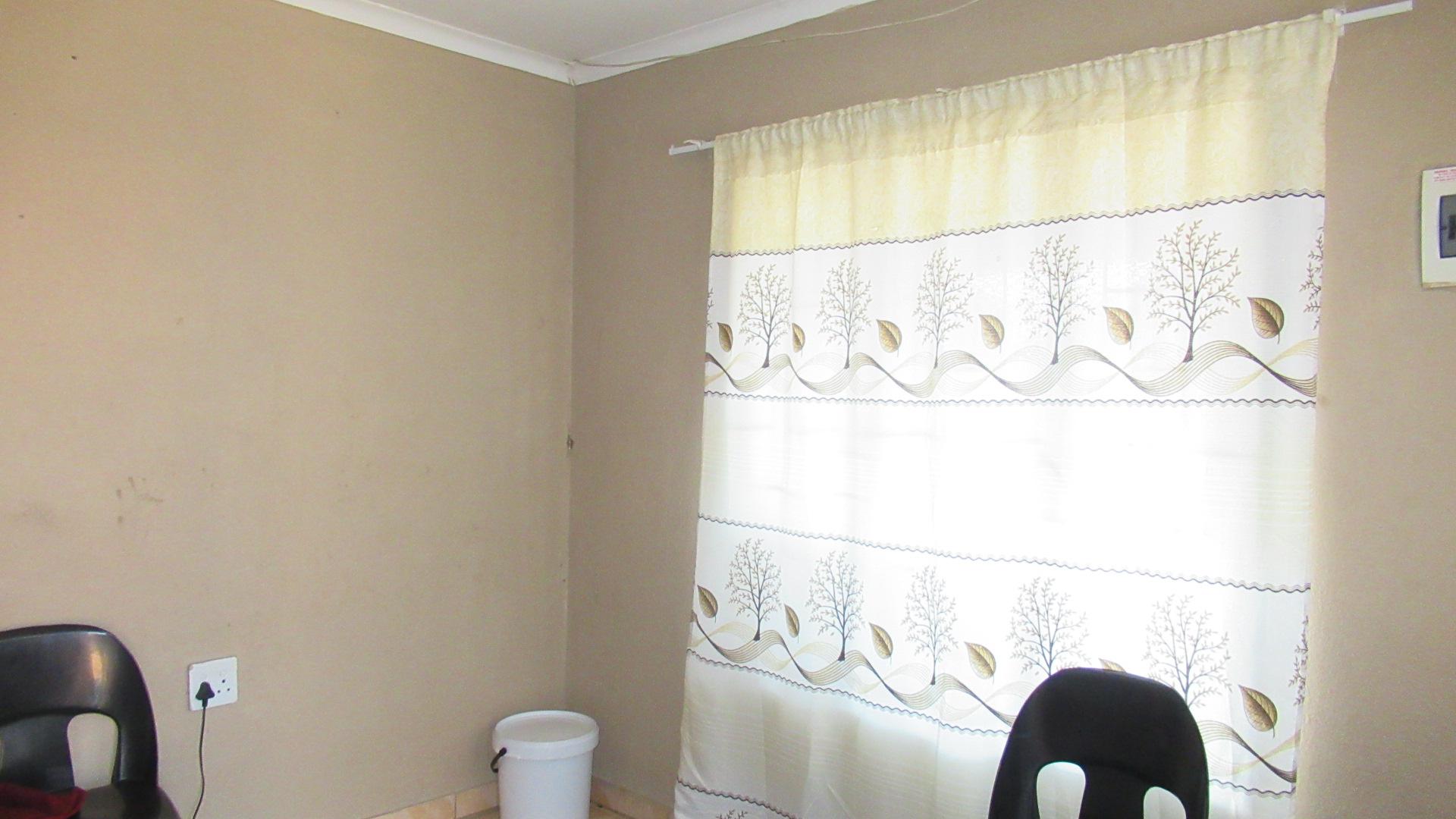 Lounges - 11 square meters of property in Soshanguve East