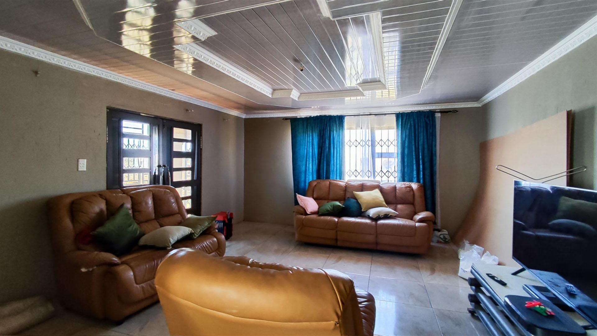 Lounges - 29 square meters of property in Meyerton