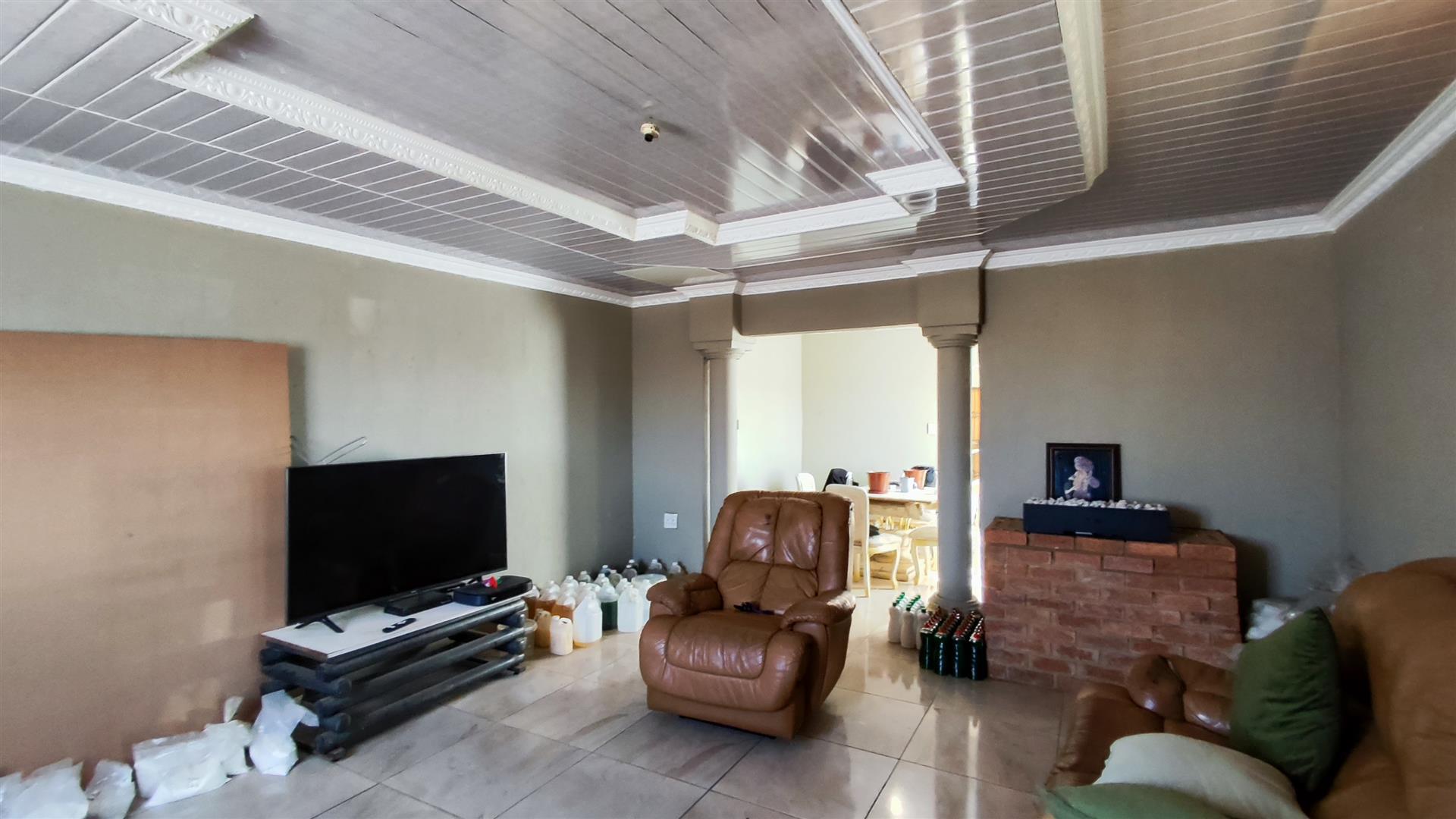 Lounges - 29 square meters of property in Meyerton