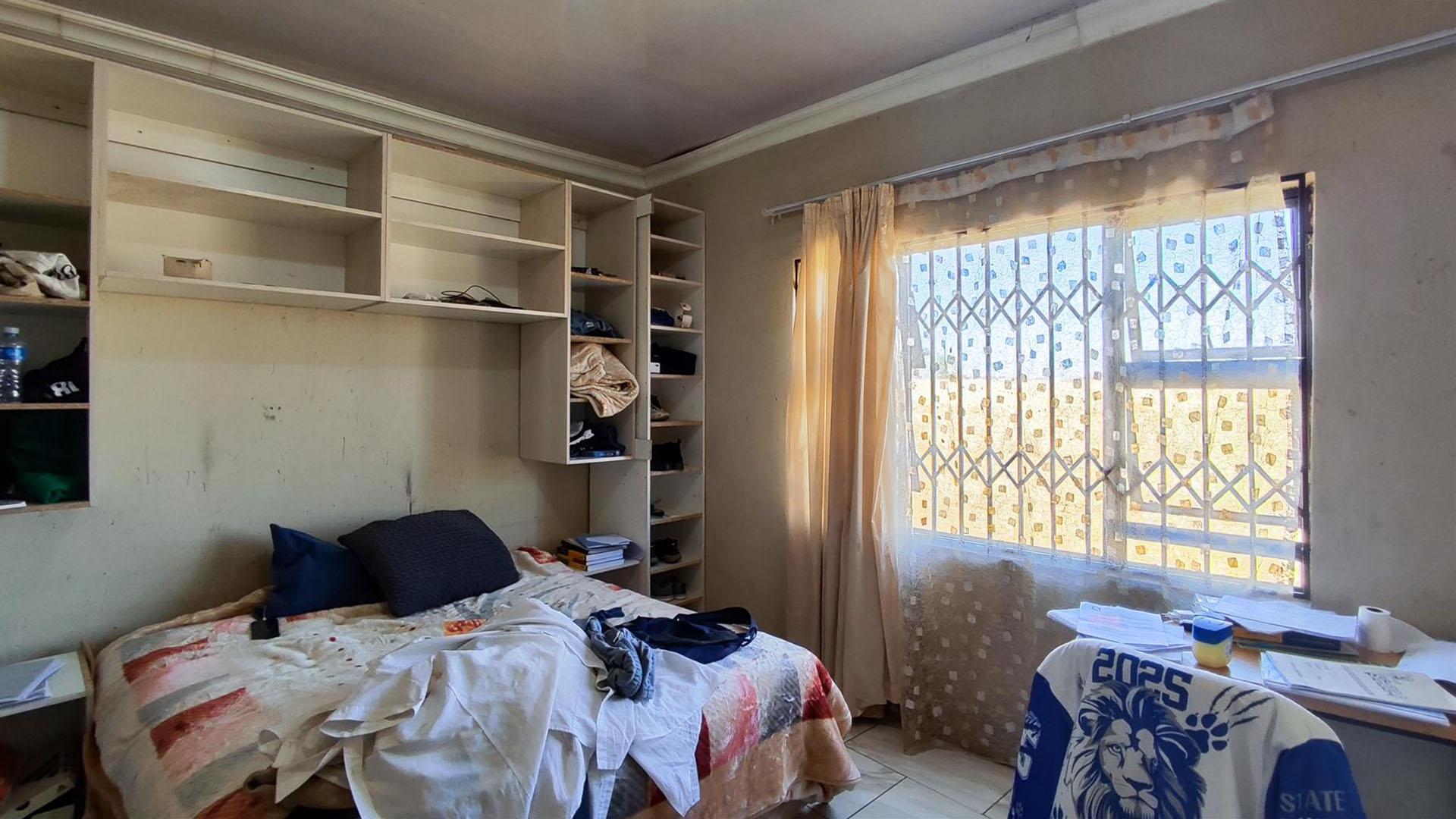 Bed Room 1 - 17 square meters of property in Meyerton