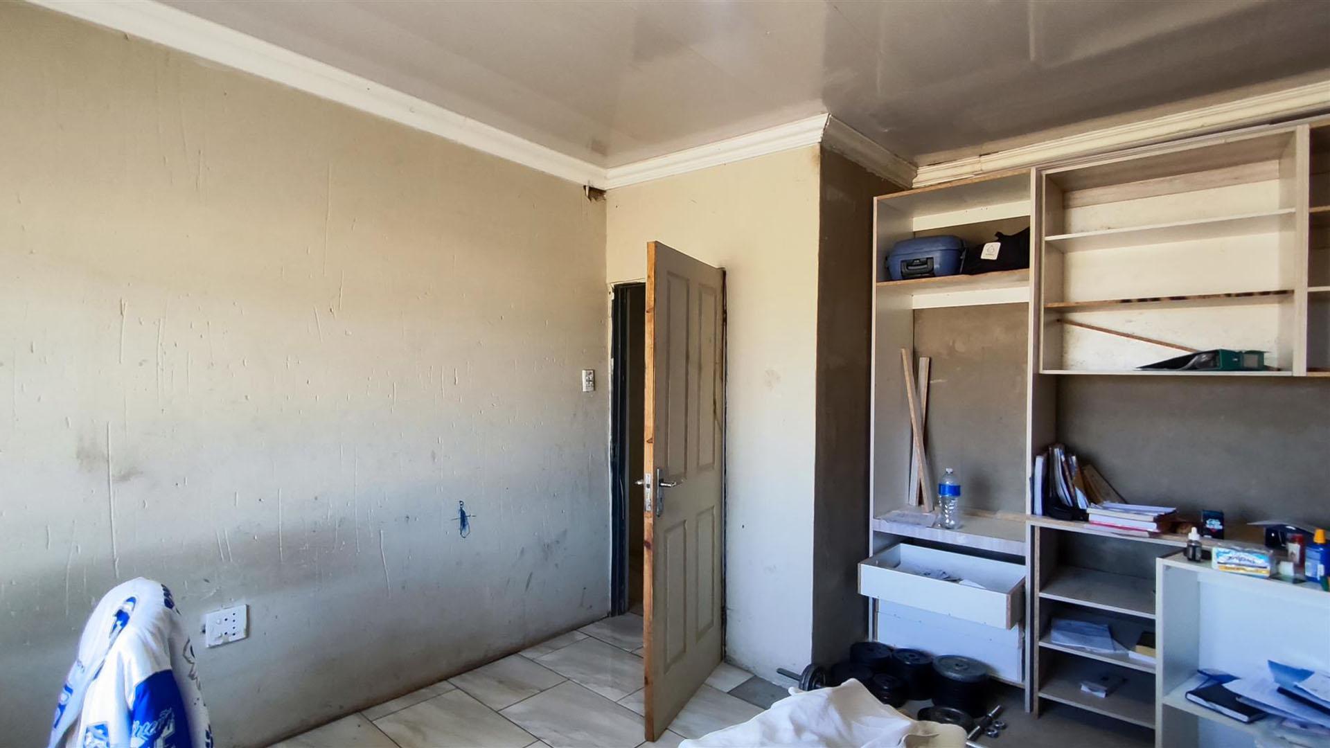 Bed Room 1 - 17 square meters of property in Meyerton