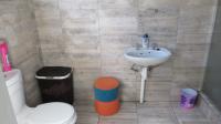 Main Bathroom - 7 square meters of property in Windmill Park