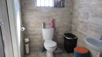 Main Bathroom - 7 square meters of property in Windmill Park