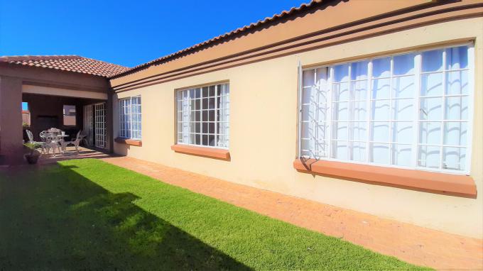 3 Bedroom Simplex for Sale For Sale in Baillie Park - MR517764