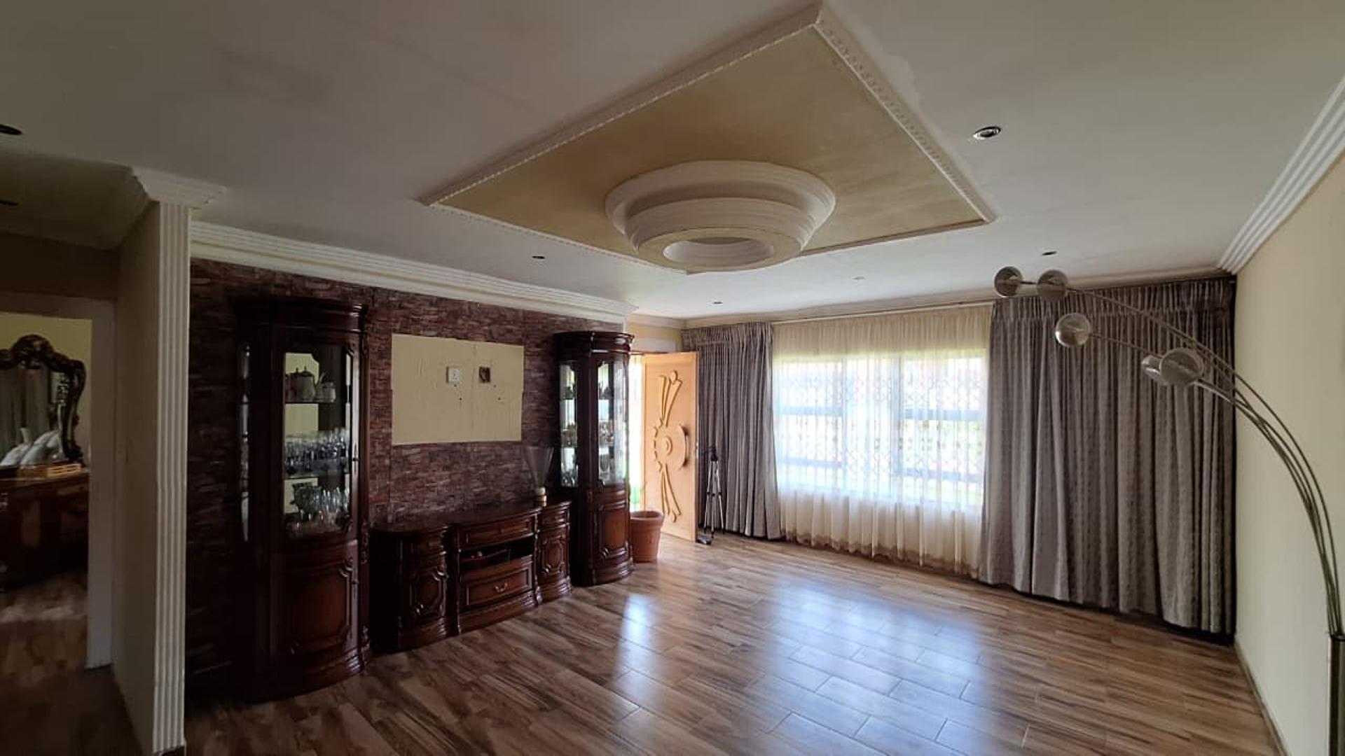 Lounges - 38 square meters of property in Selcourt