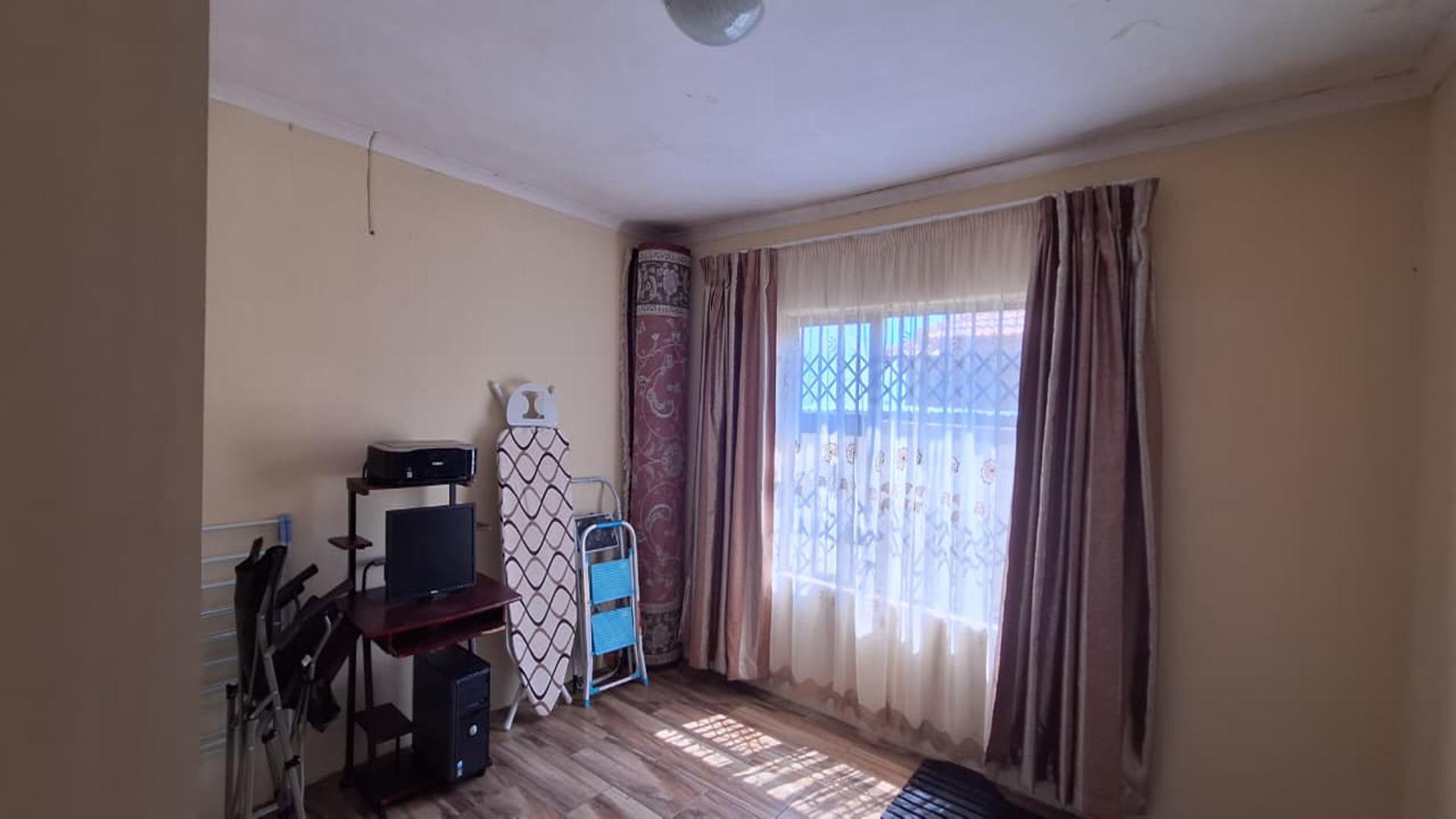 Bed Room 1 - 16 square meters of property in Selcourt