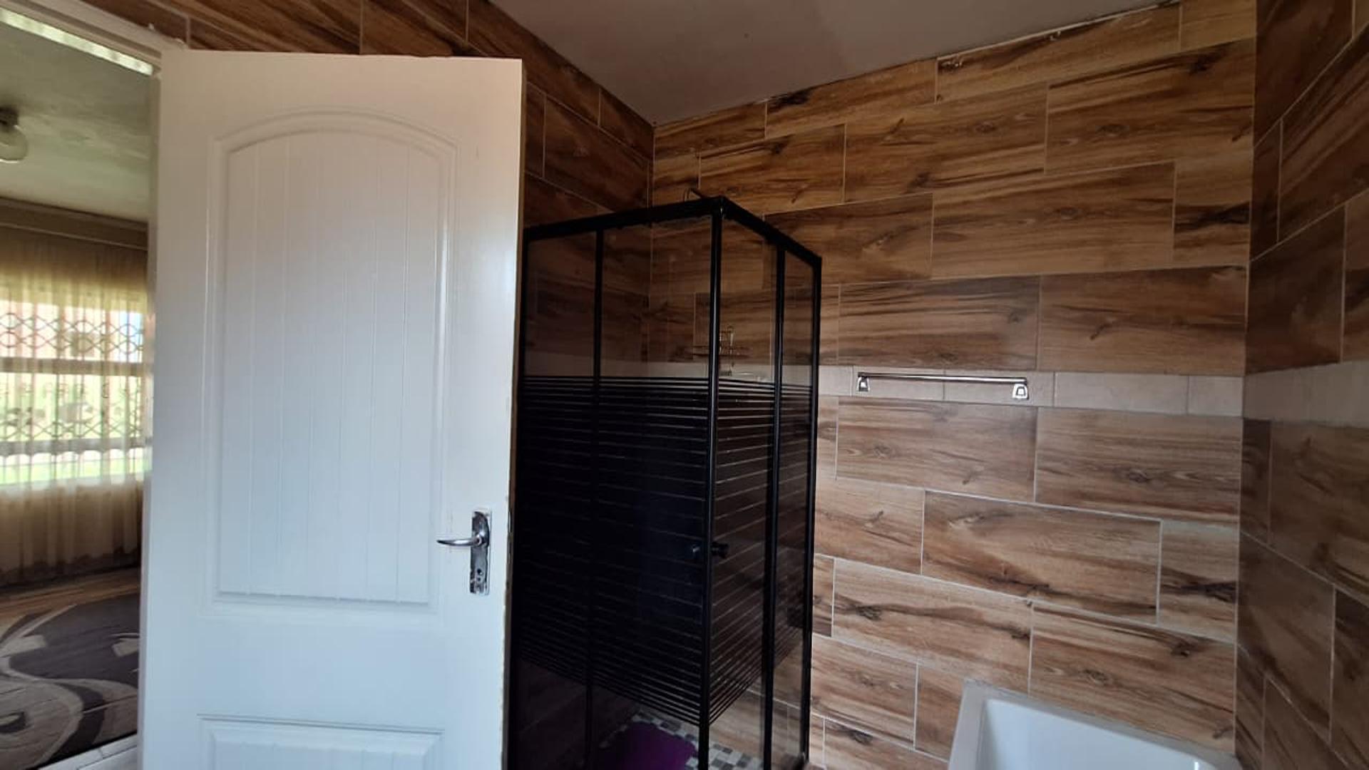 Main Bathroom - 8 square meters of property in Selcourt