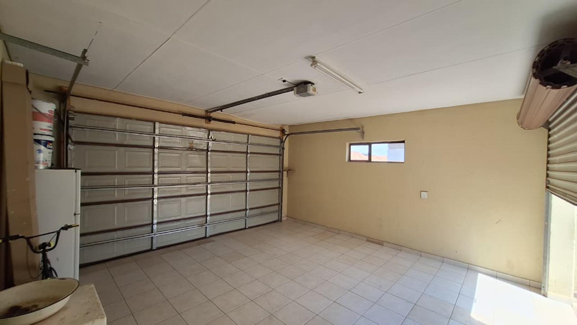 Garage - 39 square meters of property in Selcourt