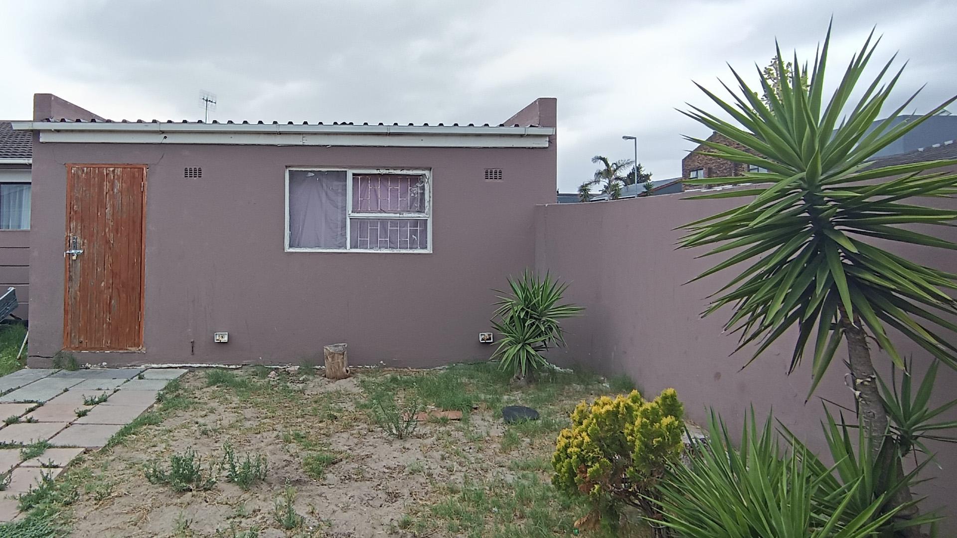 Garage - 20 square meters of property in Richwood