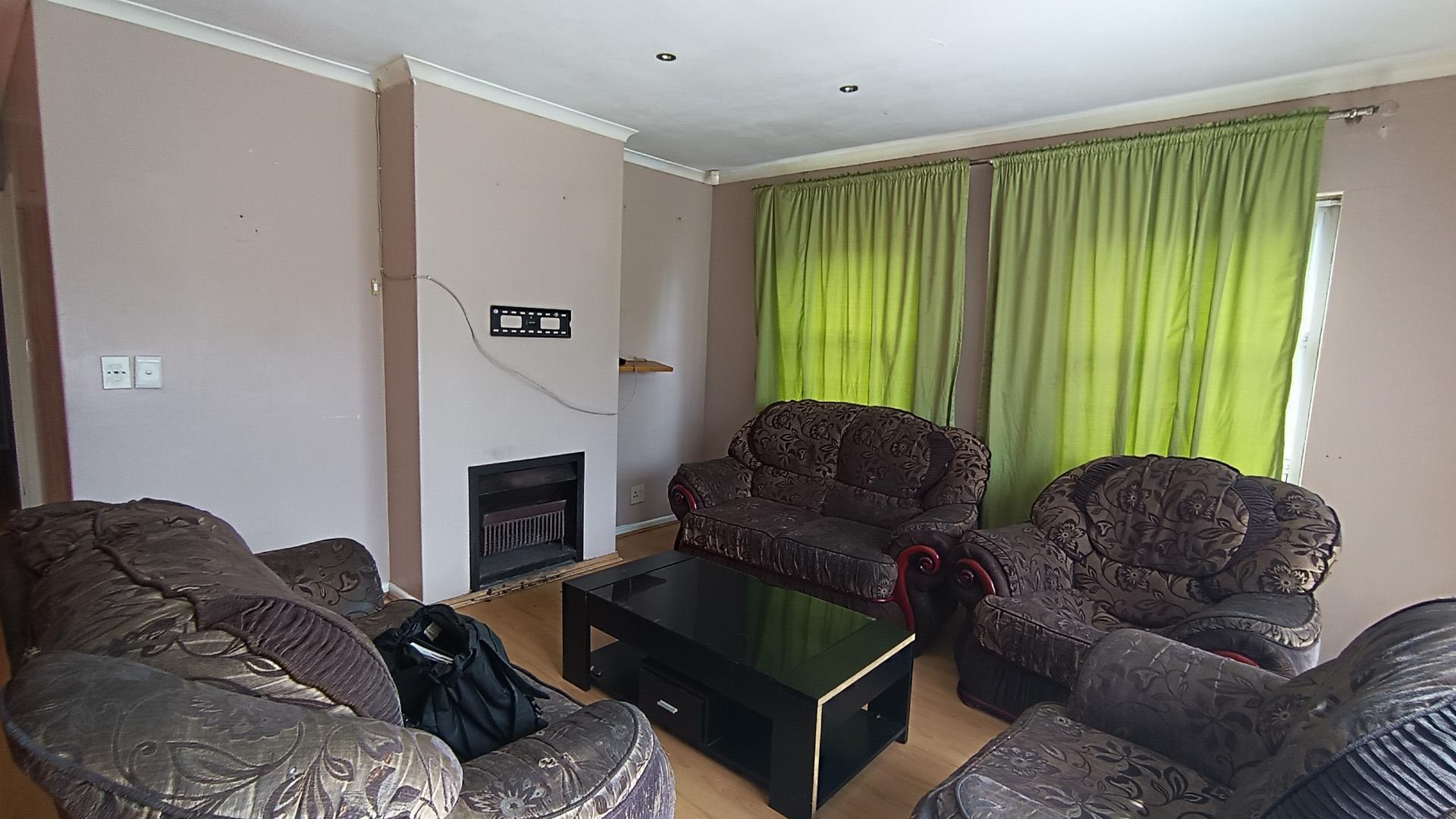 Lounges - 22 square meters of property in Richwood