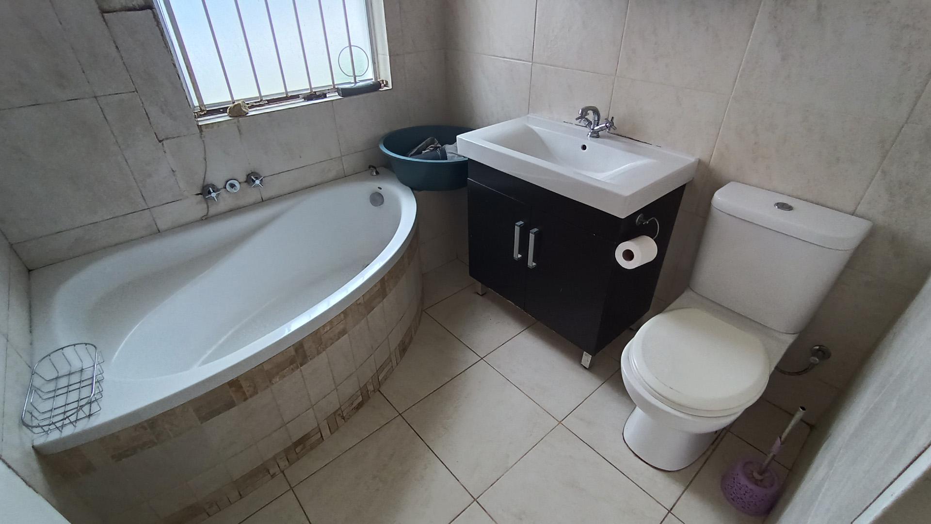 Bathroom 1 - 6 square meters of property in Richwood