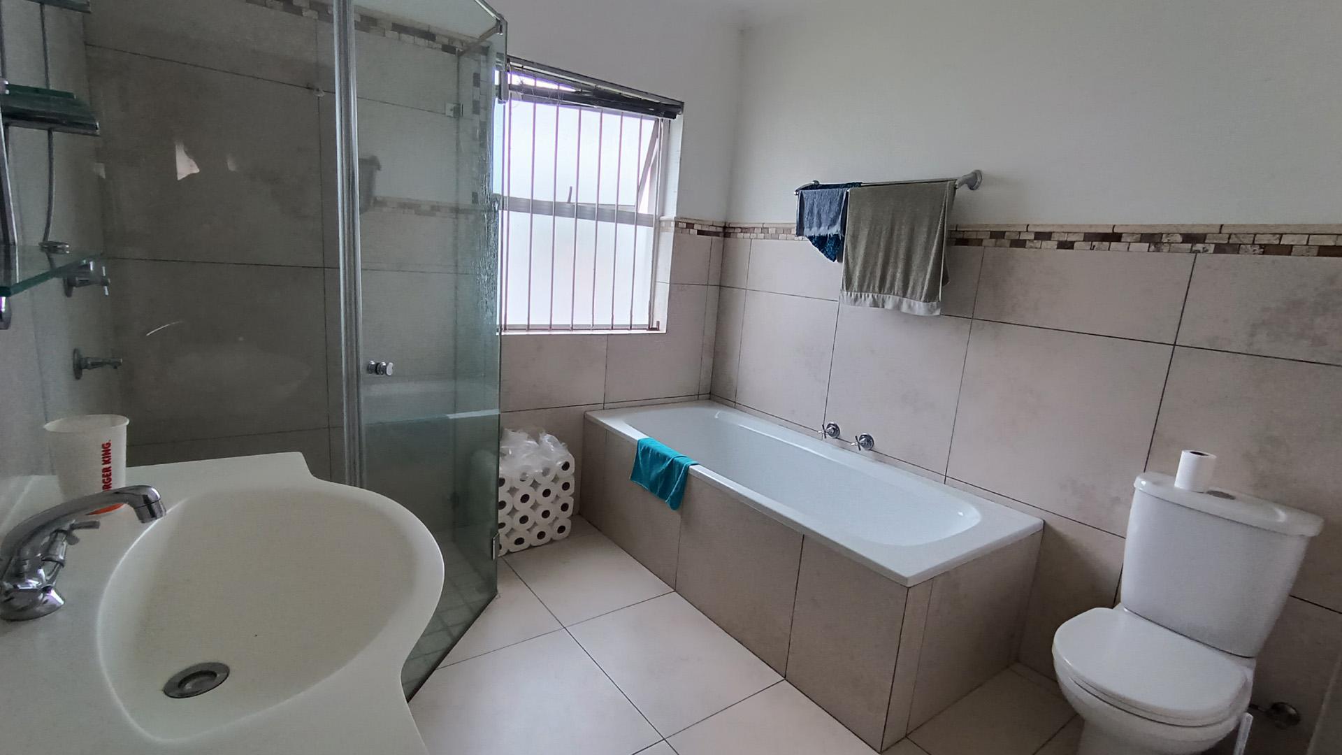 Main Bathroom - 8 square meters of property in Richwood