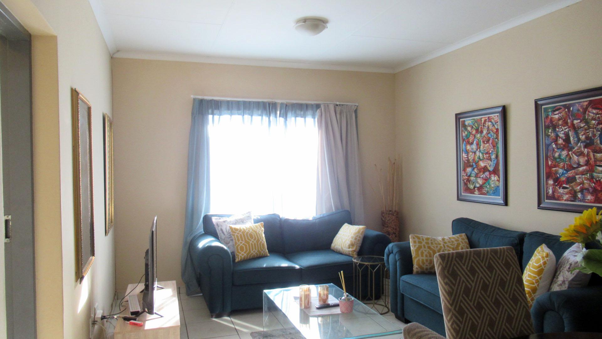 Lounges - 19 square meters of property in Grand Central