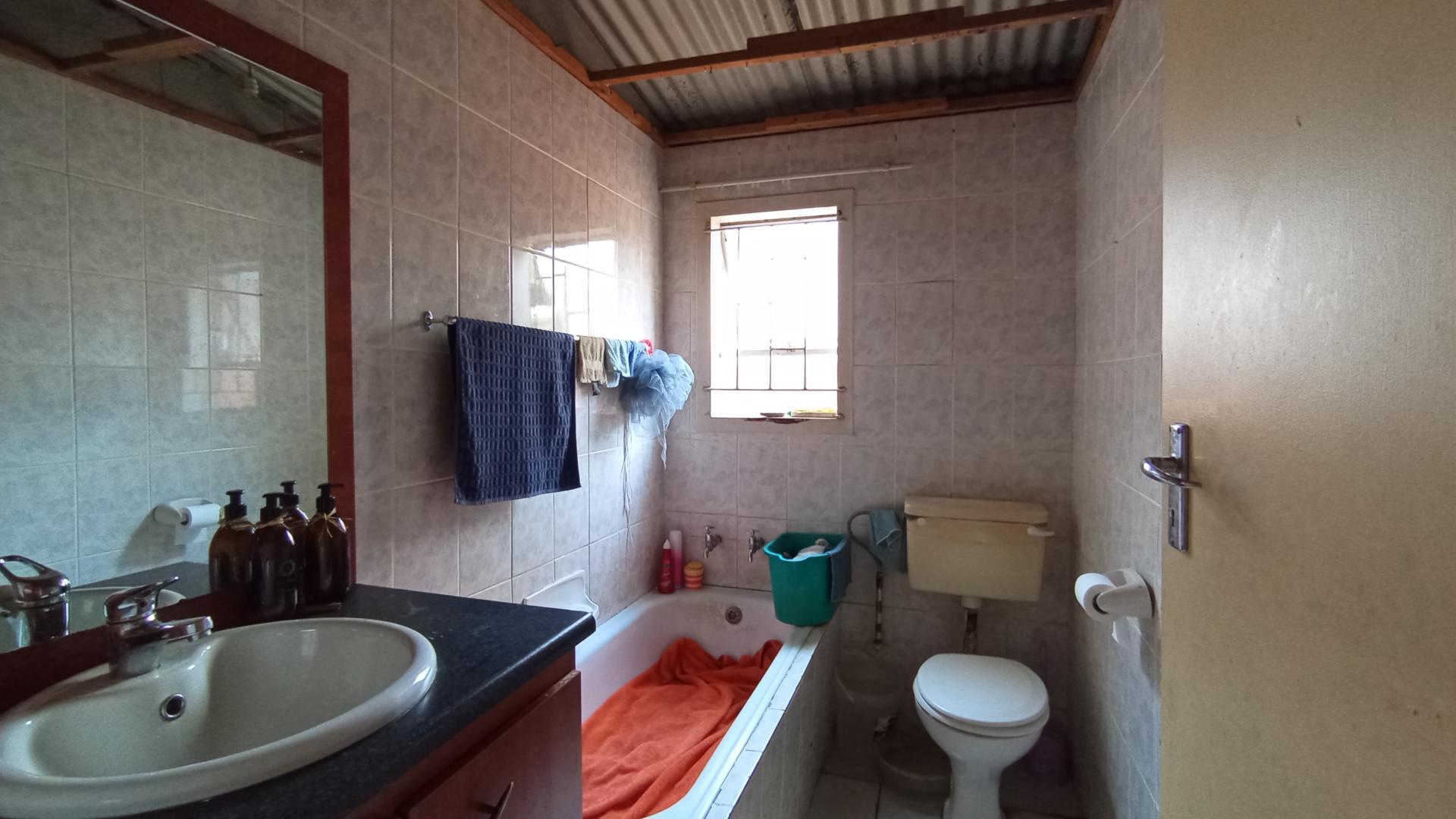 Bathroom 1 - 5 square meters of property in Eersterust