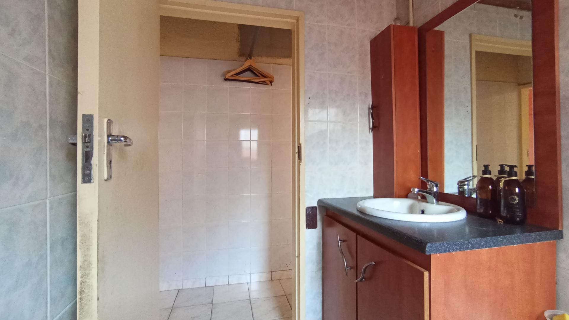 Bathroom 1 - 5 square meters of property in Eersterust