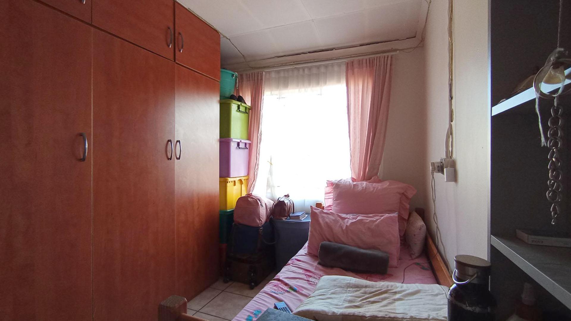 Bed Room 2 - 9 square meters of property in Eersterust