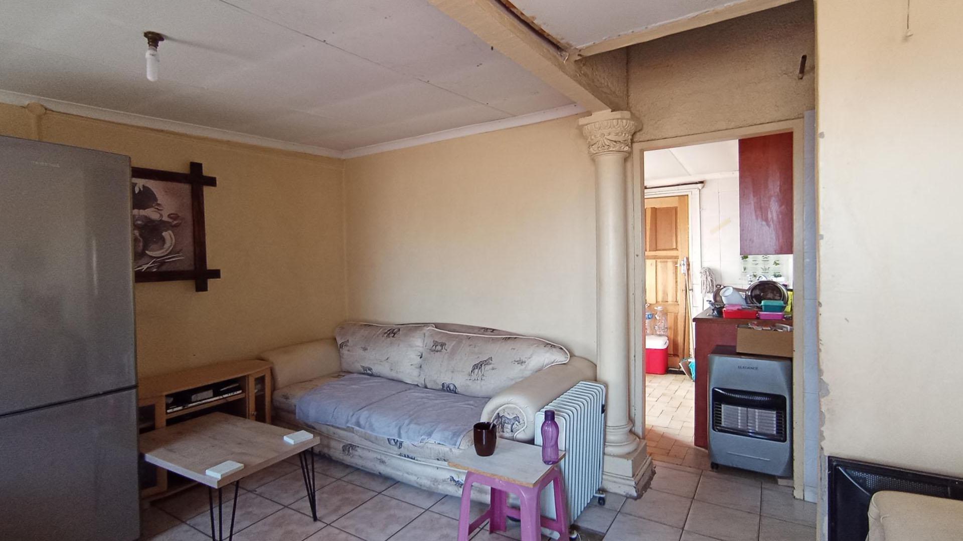 Lounges - 13 square meters of property in Eersterust