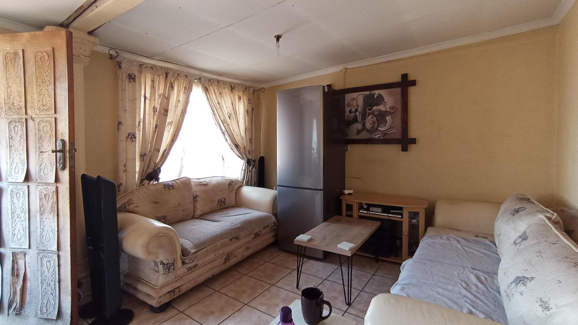 Lounges - 13 square meters of property in Eersterust