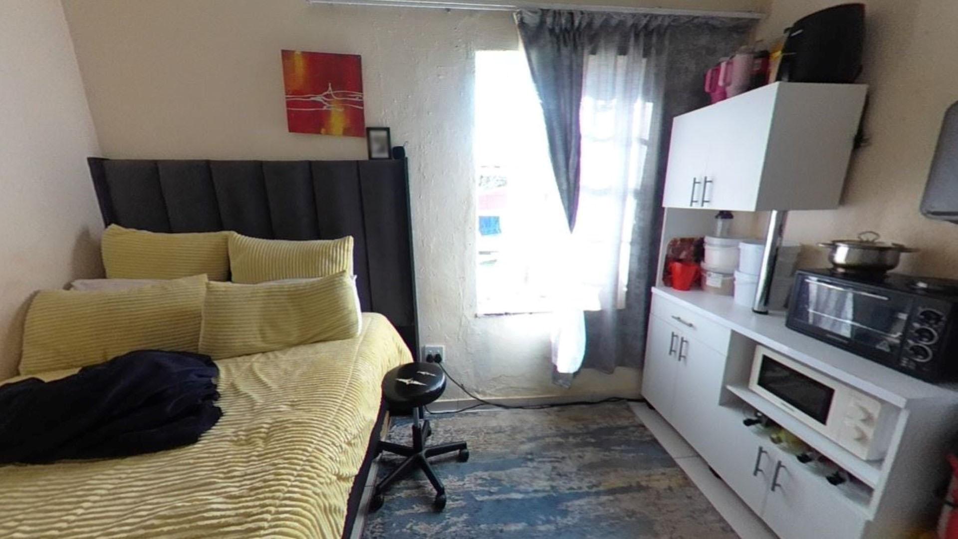 Bed Room 1 - 16 square meters of property in Florida